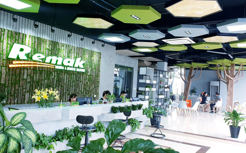 Văn phòng làm việc của Remak được thiết kế theo không gian mở ấn tượng nhưng vẫn đảm bảo chất lượng âm học chuẩn