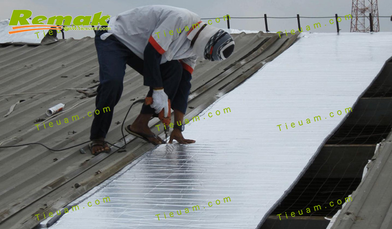 Cách nhiệt mái tôn bằng mút xốp PE Cách nhiệt mái tôn bằng mút xốp PE